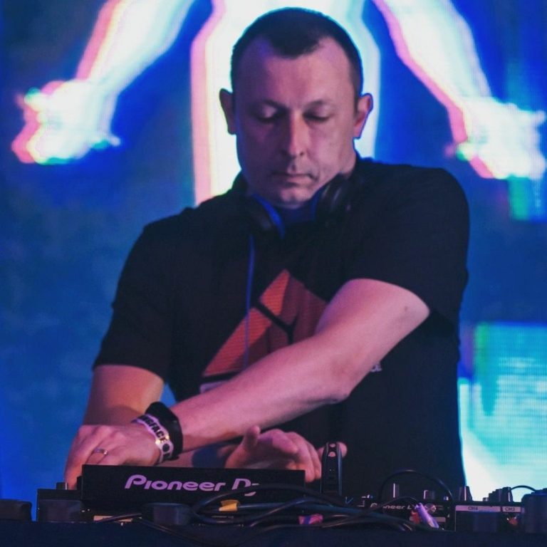 Dave Skywalker Mixer on a Pioneer CDJ and Mixer